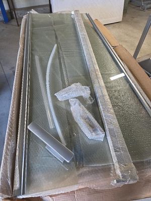 une boîte contenant un couteau et un marteau