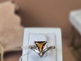bague en argent massif sertie d'une citrine, présentée dans un coffret cadeau