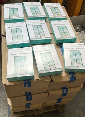 de nombreux cartons de livres empilés les uns sur les autres