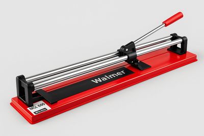un coupe-carreaux manuel rouge et noir sur fond blanc