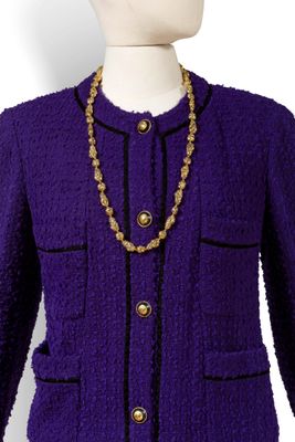 veste violette à boutons dorés sur un mannequin, mannequin, mannequin, mannequin, mannequin, mannequin, mannequin, mannequin, mannequin, mannequin, mannequin, mannequin, mannequin, mannequin, mannequin, mannequin, mannequin, mannequin, mannequin, mannequin, mannequin, mannequin, mannequin, mannequin, mannequin, mannequin, mannequin, mannequin, mannequin, mannequin, mannequin, mannequin, mannequin, mannequin, mannequin, mannequin, mannequin, mannequin, mannequin, mannequin, mannequin, mannequin, mannequin, mannequin, mannequin