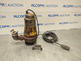 une pompe à eau munie d'un tuyau, posée sur une table