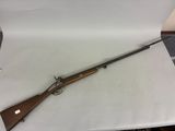 un fusil posé sur une table