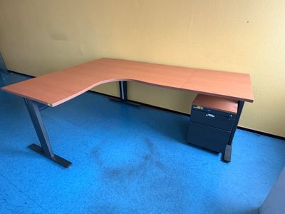 l'image d'un bureau sur lequel se trouve un ordinateur