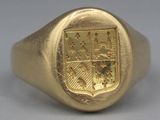 une image représentant une bague-sceau en or ornée d'un blason