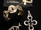 trois bijoux sont exposés sur un fond noir