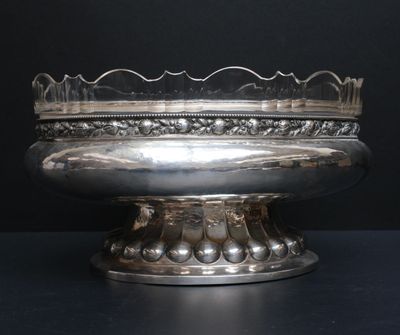 une assiette en argent ornée d'un motif décoratif