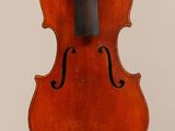 un vieux violon avec un archet accroché à son dos
