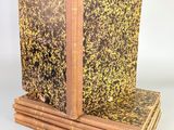 trois livres empilés sur une surface blanche