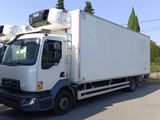 un camion blanc garé sur le bord de la route