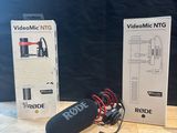 deux microphones posés l'un à côté de l'autre sur une table