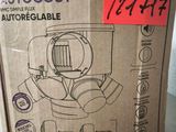 une boîte en carton sur laquelle est dessiné un astronaute