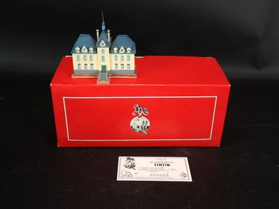 une image représentant une boîte rouge surmontée d'un château