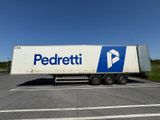un camion semi-remorque garé sur le côté de la route
