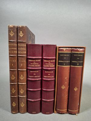 Quatre livres sont alignés sur une surface grise