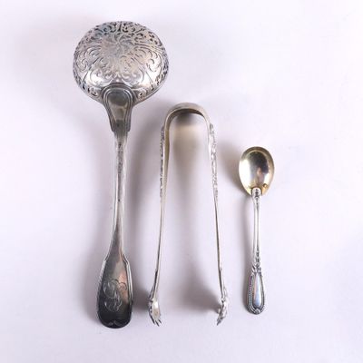 trois cuillères et une cuillère reposent sur une surface blanche