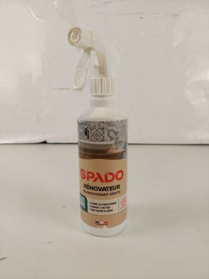 un gros plan sur un flacon de spray posé sur un comptoir