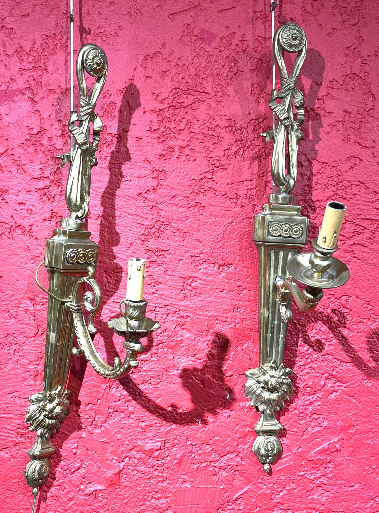 Paire d'appliques en bronze à un bras de lumières à décor de…