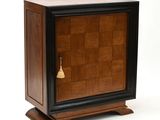 une image représentant une armoire en bois surmontée d'une cloche