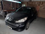 une photo d'une voiture noire dans un garage