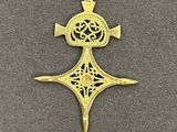 une croix en or surmontée d'une couronne