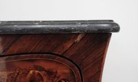 Commode galbée en bois de placage à décor floral marqueté, o… (photo 6)