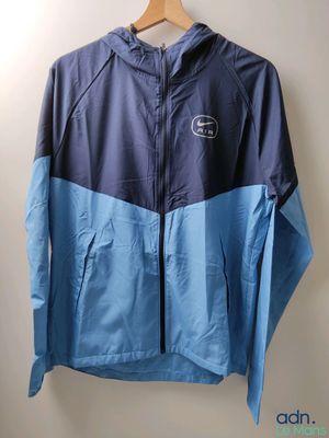 un gros plan d'une veste bleue et noire accrochée à un mur