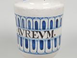 un vase blanc et bleu avec un couvercle marron