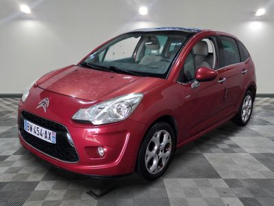 la voiture rouge est garée dans le garage sur le sol en damier