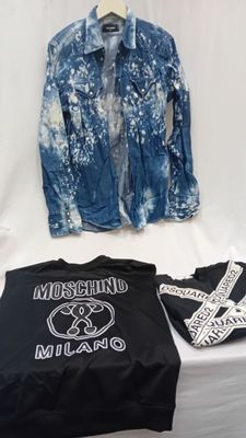 deux vestes et une chemise posées sur une table avec un fond blanc