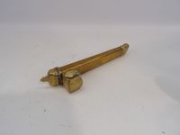 Objets en laiton comprenant 1 porte mouchette 18. (photo 4)