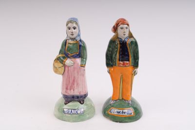 deux figurines d'un homme et d'une femme debout l'un à côté de l'autre