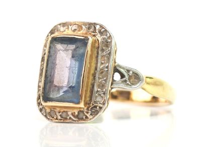 l'image d'une bague contenant une pierre bleue