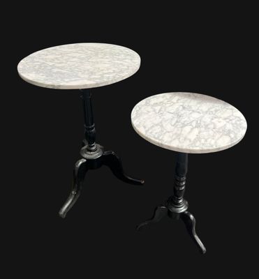 paire de tables d'appoint à plateau en marbre sur piètement en fonte