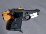 un pistolet posé par terre avec une étiquette de prix