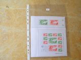 une feuille de papier sur laquelle sont apposés des timbres, posée sur une table