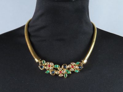 gros plan d'un collier sur un mannequin mannequin mannequin mannequin mannequin mannequin mannequin mannequin mannequin