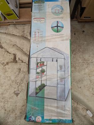 une boîte posée par terre à côté d'une jardinière