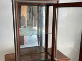 une petite armoire en bois surmontée d'un miroir