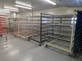 de nombreuses étagères remplies de nourriture qui sont entreposées dans une pièce