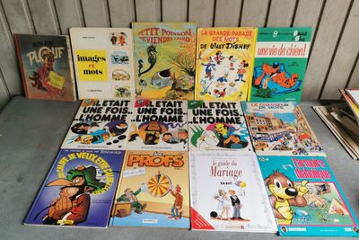 de nombreux livres pour enfants posés sur une table, il y en a beaucoup