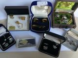 de nombreux types de bijoux, rangés dans des boîtes posées sur une table