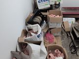 de nombreux cartons remplis d'objets posés par terre dans une pièce