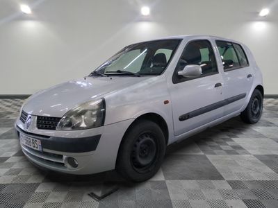 la photo d'une petite voiture blanche garée dans un garage