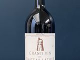 une bouteille de vin posée sur une table