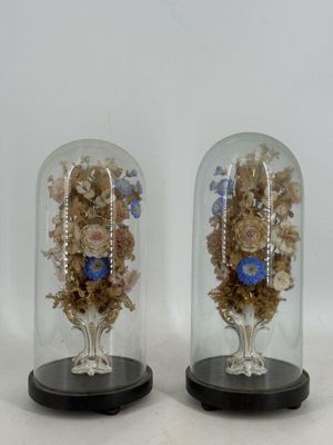 deux vases contenant des fleurs, posés sur une table