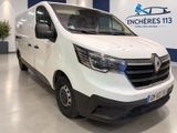 une photo d'une camionnette blanche garée dans un showroom