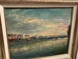 la photo d'un tableau accroché au mur à côté d'une horloge