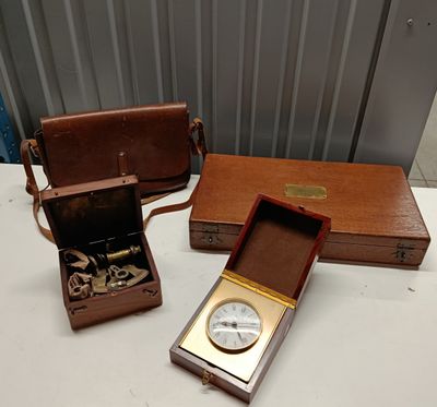 une petite boîte en bois avec une horloge à l'intérieur