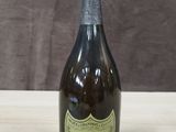 une bouteille de champagne posée sur une table en bois